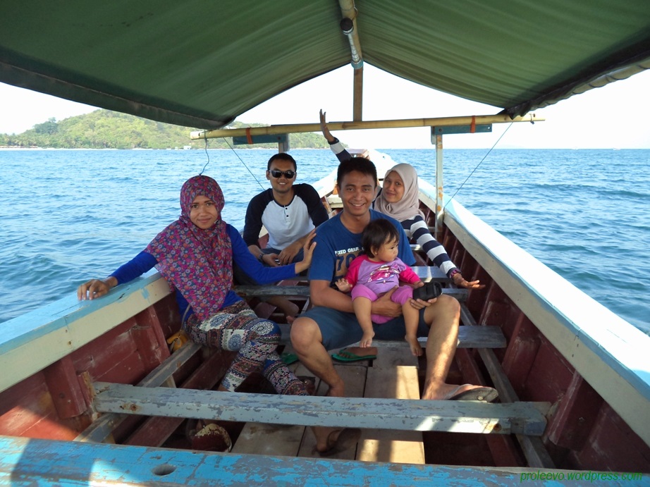Perahu motor untuk menyeberang ke pulau Tangkil