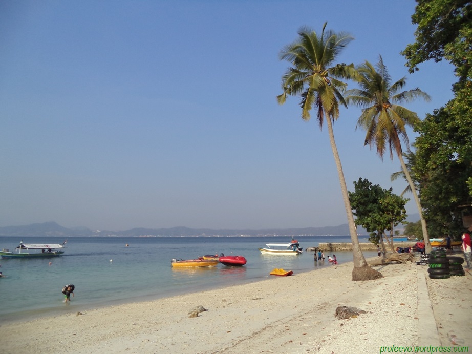 Pantai di pulau Tangkil