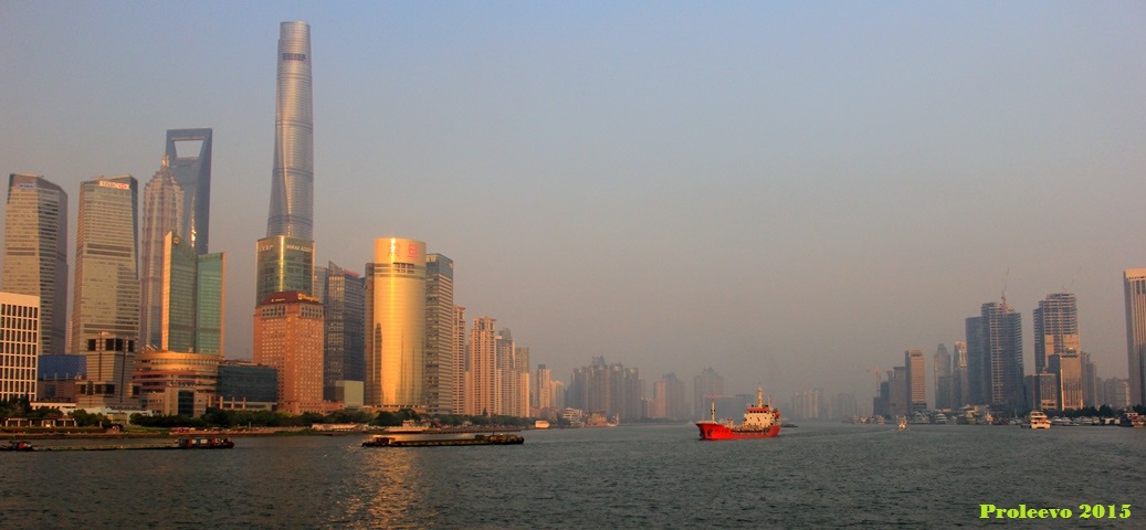 Sungai Huangpu membelah kota Shanghai